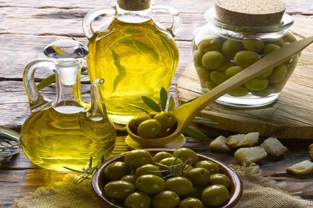 Ăn dầu ô-liu có thể làm giảm nguy cơ mắc bệnh tim mạch. (Ảnh minh họa)