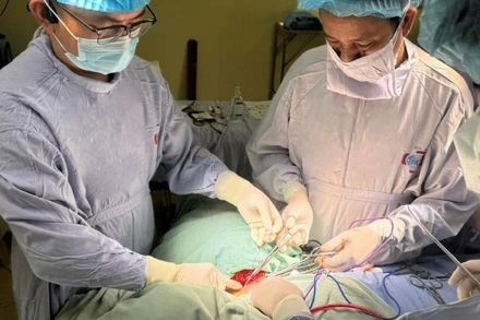 Các bác sĩ Bệnh viện K phẫu thuật loại bỏ khối u khổng lồ thành bụng trước lan cả vào ổ bụng cho bệnh nhân. 