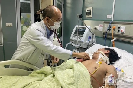 Bộ Y tế đề xuất tăng phụ cấp đặc thù với công chức, viên chức, lực lượng vũ trang trong các cơ sở y tế công lập. (Ảnh: ĐỖ THOA)