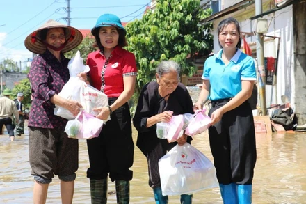 Đối với những khu vực bị ngập lụt, sạt lở gây chia cắt, Cục An toàn thực phẩm khuyến khích người dân sử dụng thực phẩm chế biến sẵn, ăn ngay như lương khô, mỳ gói, nước uống đóng chai… (Ảnh minh họa)