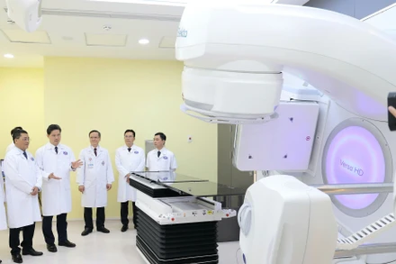 Thứ trưởng Thường trực Y tế Vũ Mạnh Hà và các đại biểu tham quan thiết bị mới tại Bệnh viện K, cơ sở Quán Sứ.