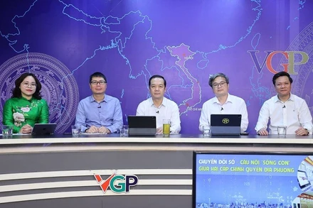 Các khách mời tham dự tọa đàm "Chuyển đổi số - Cầu nối "sống còn" giữa hai cấp chính quyền địa phương". (Ảnh: NHẬT BẮC)