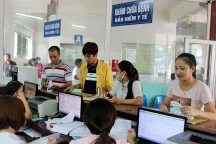 Người tham gia bảo hiểm y tế hộ gia đình có một số quyền lợi như được chi trả chi phí khám, chữa bệnh trong phạm vi quyền lợi và mức hưởng quy định trên thẻ bảo hiểm y tế. (Ảnh minh họa)