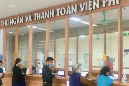 Người dân làm thủ tục thanh toán chi phí khám, chữa bệnh. (Ảnh: ĐỖ THOA)
