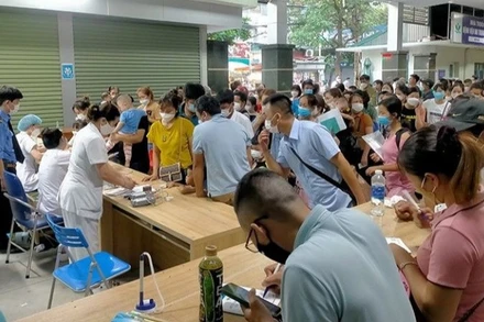 Quá tải tại một số bệnh viện tuyến trung ương làm thời gian khám chờ đợi lâu, ảnh hưởng đến sức khỏe của bệnh nhân. (Ảnh minh họa)