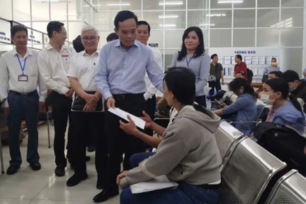 Bí thư Thành ủy Thành phố Hồ Chí Minh Trần Lưu Quang thăm hỏi người dân đến làm thủ tục hành chính.