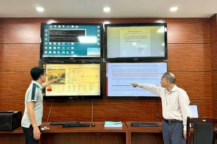 Các nhà khoa học Viện Các khoa học trái đất phân tích về hiện tượng động đất. (Ảnh: TL)