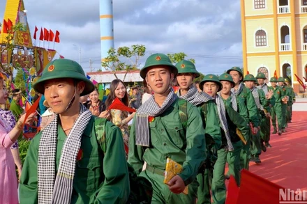 Các tân binh ở Cà Mau hăm hở lên đường làm nghĩa vụ bảo vệ Tổ quốc. (Ảnh: HỮU TÙNG, BÁO NHÂN DÂN)