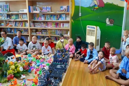 Mang Trung thu yêu thương đến bệnh nhi ung thư tại Bệnh viện K.