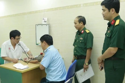 Khám, chữa bệnh cho quân nhân theo thẻ bảo hiểm y tế tại Bệnh viện Trung ương Quân đội 108. (Anh: ĐỨC THUẤN)