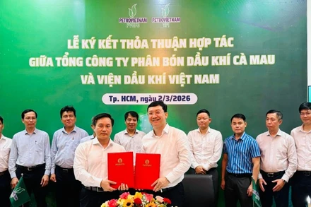 Đại diện lãnh đạo VPI và PVCFC ký Biên bản ghi nhớ. (Ảnh: LIÊN HIẾU)