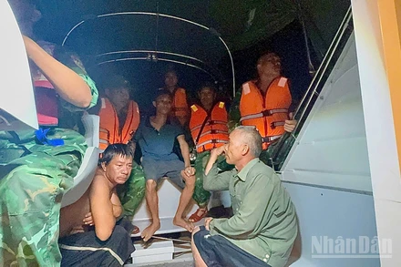 Các nạn nhân được lực lượng Biên phòng thành phố Hải Phòng kịp thời cứu nạn.