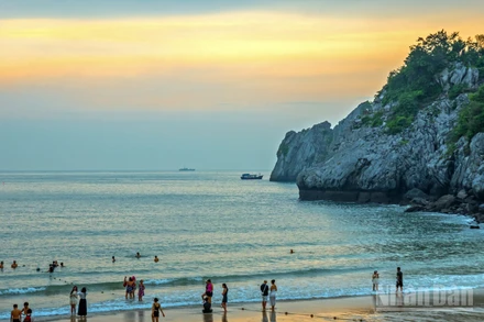 Biển trời giao hòa, sơn thủy hữu tình và những bãi biển đẹp làm nên sự quyến rũ đầy mê hoặc của Cát Bà.