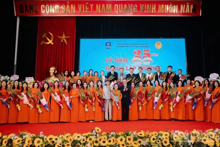 Các đại biểu và thầy, cô giáo chụp ảnh kỷ niệm.