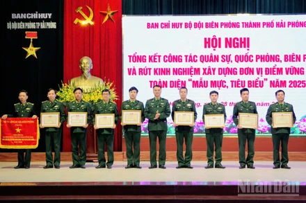 Đại tá Phạm Hồng Phong, Bí thư Đảng ủy, Chính ủy Bộ đội Biên phòng thành phố trao thưởng cho các tập thể có thành tích xuất sắc trong Phong trào Thi đua Quyết thắng năm 2025.