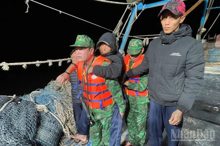 Đồn Biên phòng Cát Bà hỗ trợ thuyền viên bị nạn đưa đi cấp cứu.