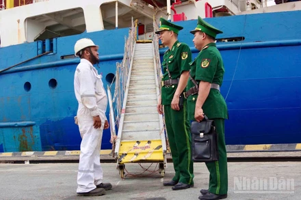 Cán bộ, chiến sĩ Biên phòng Cửa khẩu cảng Hải Phòng giao tiếp với thuyền viên người nước ngoài.