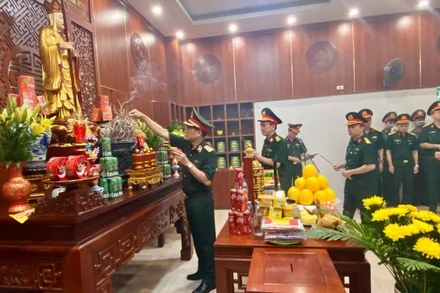 Các thế hệ thầy và trò của Học viện Quân y thành kính dâng hương, khắc cốt ghi tâm, thành kính tri ân nghĩa cử cao đẹp của ông Vũ Văn Lành.