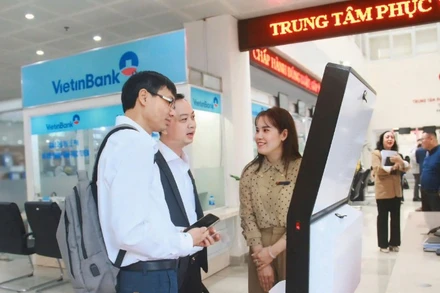 Đoàn công tác Bộ Khoa học và Công nghệ trao đổi, lắng nghe ý kiến tại Trung tâm Phục vụ Hành chính tỉnh Lâm Đồng. (Ảnh: MAI HÀ)