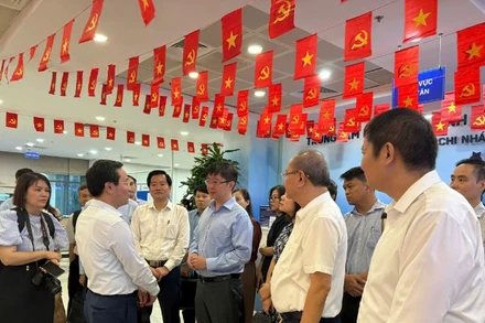 Đoàn công tác của Bộ Khoa học và Công nghệ làm việc tại Trung tâm Phục vụ hành chính công thành phố Hà Nội. (Ảnh: MAI HÀ)