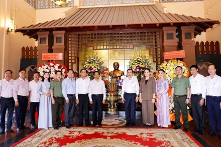 Chủ tịch Quốc hội Trần Thanh Mẫn dâng hoa, dâng hương tưởng nhớ đồng chí Võ Văn Kiệt. (Ảnh: TTXVN)