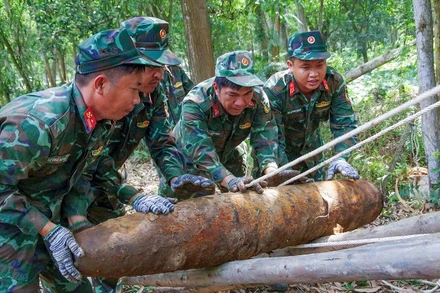 Đưa bom lên xe vận chuyển đến khu tập kết hủy nổ.