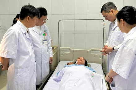 Cục trưởng Quản lý Khám, chữa bệnh Hà Anh Đức và Cục trưởng Bà mẹ-Trẻ em và đoàn công tác Bộ Y tế thăm hỏi điều dưỡng bị thương.