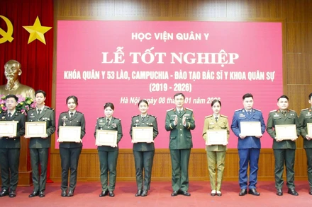 Đại tá, Giáo sư, Tiến sĩ Nguyễn Duy Bắc, Phó Giám đốc Học viện Quân y tặng Giấy khen cho các học viên có thành tích tiêu biểu trong quá trình học tập.
