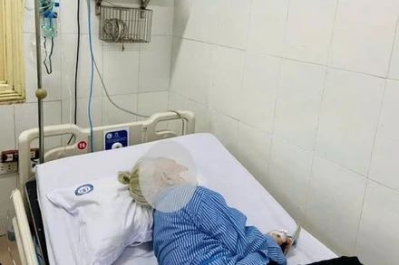 Các bác sĩ Bệnh viện Nội tiết Trung ương điều trị cho bệnh nhân.