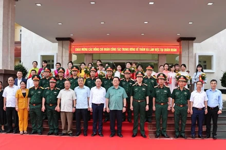 Đồng chí Nguyễn Trọng Nghĩa, Ủy viên Bộ Chính trị, Bí thư Trung ương Đảng, Trưởng ban Tuyên giáo và Dân vận Trung ương chụp ảnh lưu niệm cùng Bộ Tư lệnh Quân Đoàn 34.