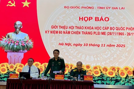 Thiếu tướng Nguyễn Xuân Thủy, Phó Cục trưởng Cục Tuyên huấn, Tổng cục Chính trị Quân đội Nhân dân Việt Nam phát biểu tại buổi họp báo.