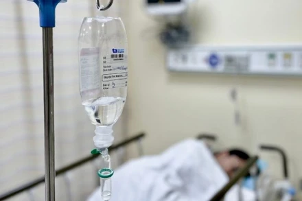 Người bệnh bị ngộ độc thực phẩm đang được truyền dịch. (Ảnh: Bệnh viện cung cấp)