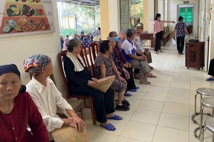 Người dân đến khám tại Trạm y tế Phú Thái, thành phố Hải Phòng. (Ảnh TTXVN)