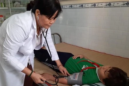 Tham gia bảo hiểm y tế, ngoài được chi trả các chi phí khi đi khám, chữa bệnh tại các cơ sở y tế, học sinh, sinh viên còn được hưởng quyền lợi chăm sóc sức khỏe ban đầu tại nhà trường. (Ảnh: TTXVN)