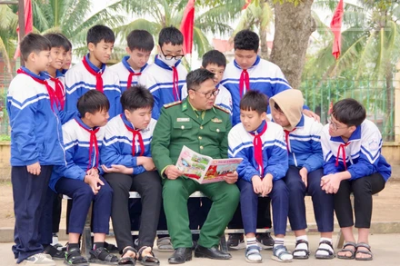 Bộ đội Biên phòng thành phố Hải Phòng đồng hành trong chương trình “Nâng bước em tới trường”.