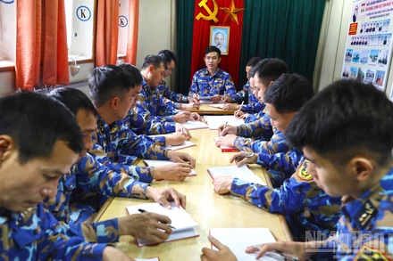 Một buổi sinh hoạt đảng khi tàu thực hiện nhiệm vụ trên biển - tàu 267, Hải đội 134 Lữ đoàn 170. 