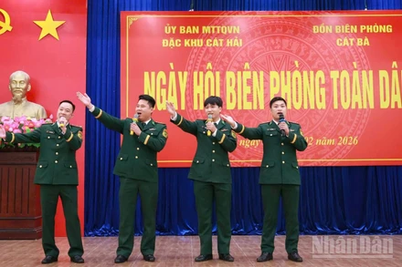 Hoạt động văn nghệ trong “Ngày hội Biên phòng toàn dân” năm 2026 tại đặc khu Cát Hải.