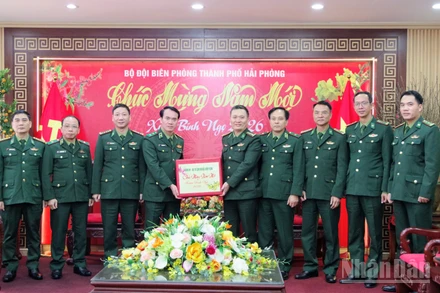 Trung tướng Vũ Trung Kiên thay mặt Đảng ủy, Bộ Tư lệnh Bộ đội Biên phòng tặng quà cho cán bộ, chiến sĩ Bộ đội Biên phòng thành phố nhân dịp Tết Nguyên đán Bính Ngọ 2026.