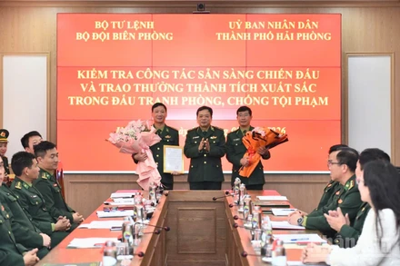 Thiếu tướng Nguyễn Văn Thiện, Phó Tư lệnh Bộ đội Biên phòng tặng bằng khen cho các cá nhân có thành tích xuất sắc.