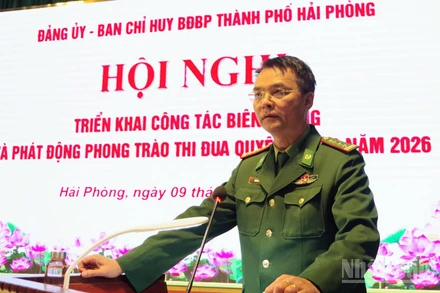 Đại tá Phạm Hồng Phong, Bí thư Đảng ủy, Chính ủy Bộ đội Biên phòng thành phố Hải Phòng quán triệt đợt sinh hoạt chính trị đầu năm tại hội nghị.