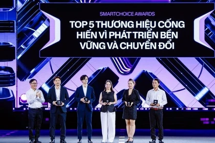 Ban tổ chức trao giải Top 5 thương hiệu cống hiến vì phát triển bền vững và chuyển đổi.