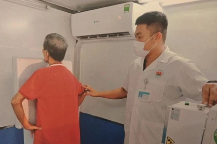 Chụp X-quang sàng lọc bệnh lao cho người dân. (Ảnh: BVCC)