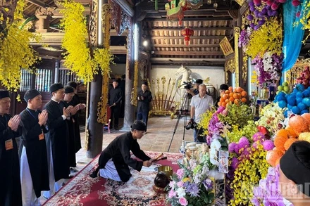 Nghi lễ tiến hành lễ cúng cơm mới. (Ảnh: THANH SƠN)