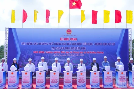 Các đại biểu thực hiện nghi thức bấm nút khởi công Trường nội trú tiểu học và trung học cơ sở Hướng Phùng.