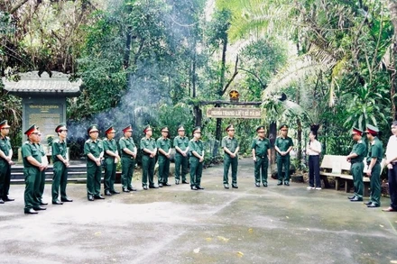 Đoàn công tác Bộ Tư lệnh Thành phố Hồ Chí Minh về nguồn tại Chiến khu Đ. (Ảnh: LÊ HUY)