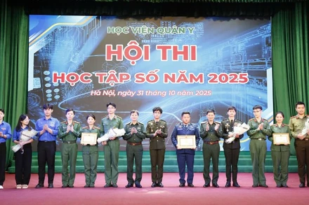 Thủ trưởng Học viện Quân y tặng Bằng khen cho 1 đội giành giải Nhất; tặng Giấy khen cho 2 đội giành giải Nhì, Ba.