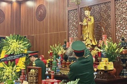 Các đại biểu thắp hương tưởng nhớ người hiến thân xác. 