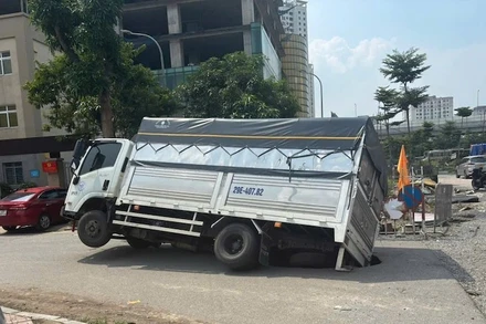 Chiếc xe tải đang lưu thông bất ngờ bị sụt xuống hố sâu. (Ảnh: Ban Duy tu)