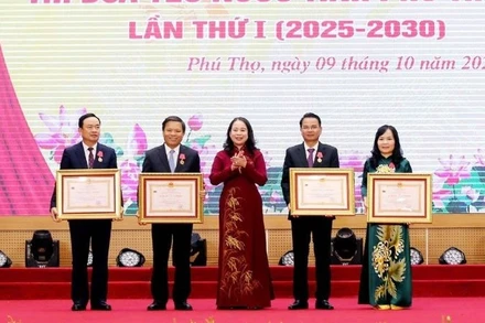Phó Chủ tịch nước Võ Thị Ánh Xuân trao Huân chương Lao động hạng Nhất, Nhì cho các đồng chí lãnh đạo, nguyên lãnh đạo tỉnh Phú Thọ.