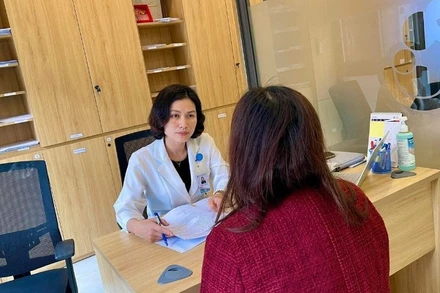 Đại tá, tiến sĩ, bác sĩ chuyên khoa II Đoàn Thị Hằng đang tư vấn cho bệnh nhân. 